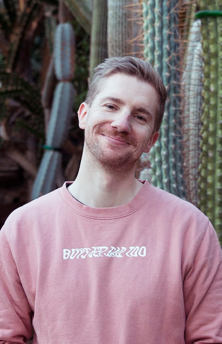 Portrait eines lächenden Mannes im botanischen Garten, Portaitfoto, 