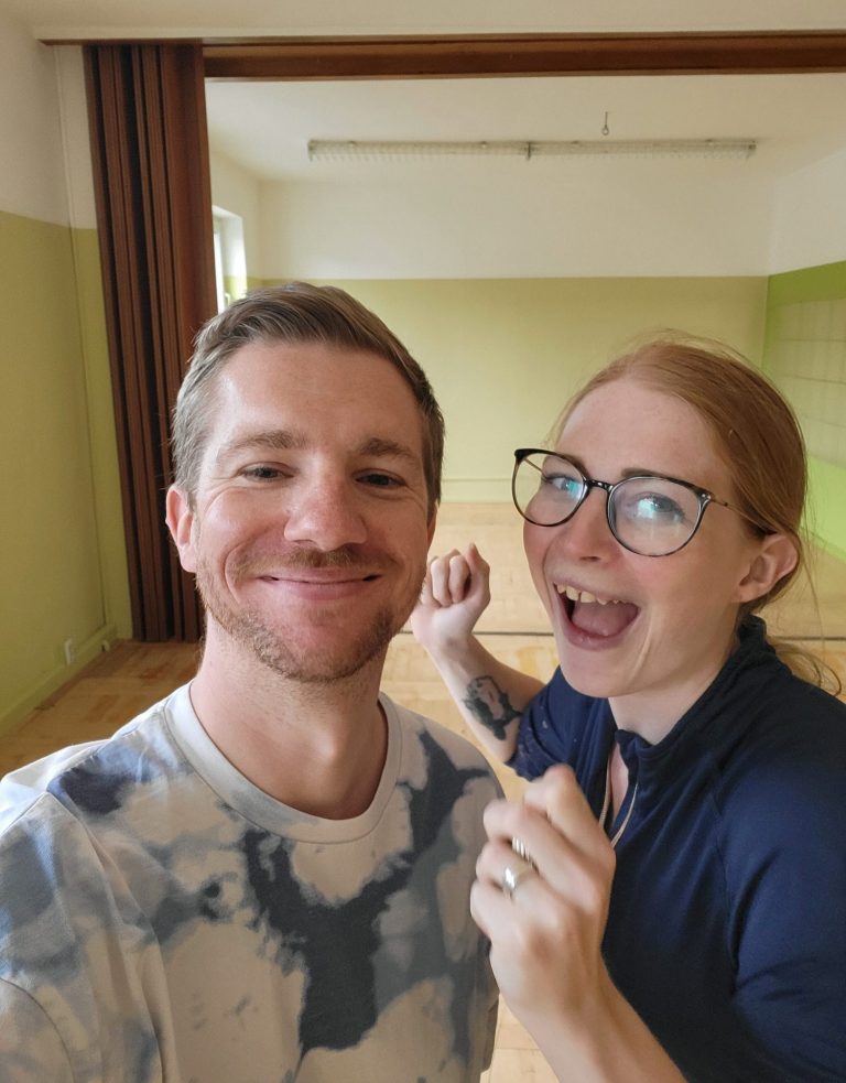 Frau und Mann im Fotostudio