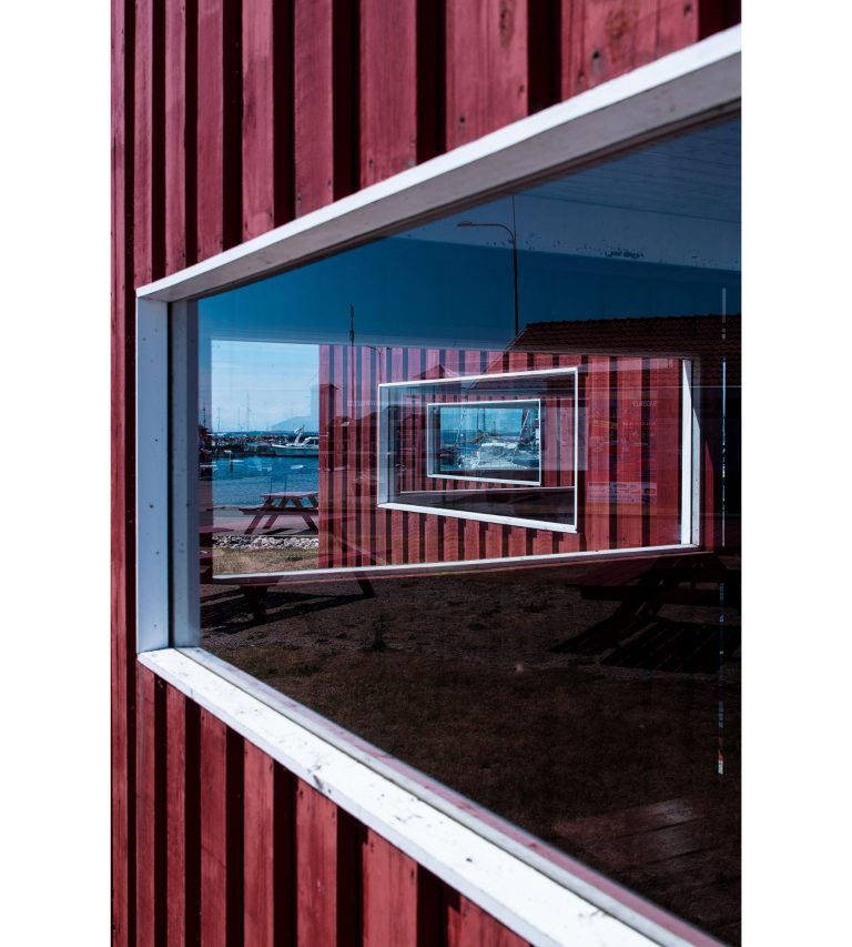 dänischer Hafen, Blick durch Fenster zum Hafenbecken, im Hintergrund sind Yachten und Boote zu sehen