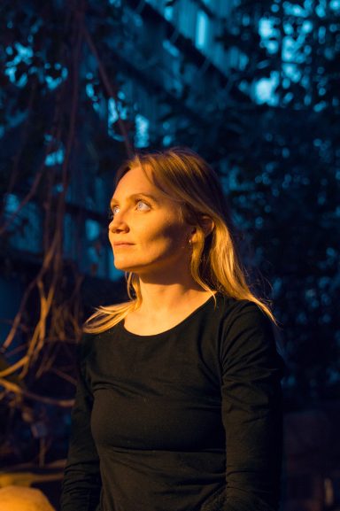 Portrait einer Frau im botanischen Garten