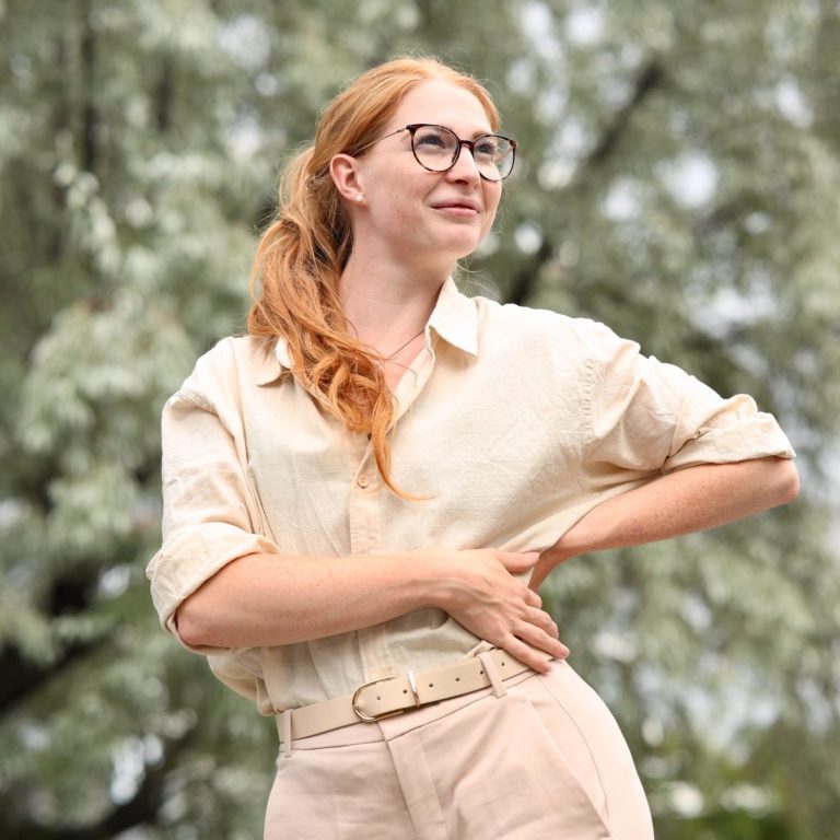 Portraitfoto eines lächenden Frau im Park, Erfurt