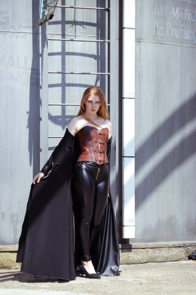 Frau mit dominaten Blick, in Leder und Latex gekleidet