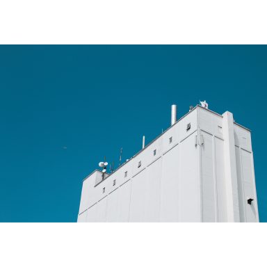 minimalistische Architektur eines Hafensilos